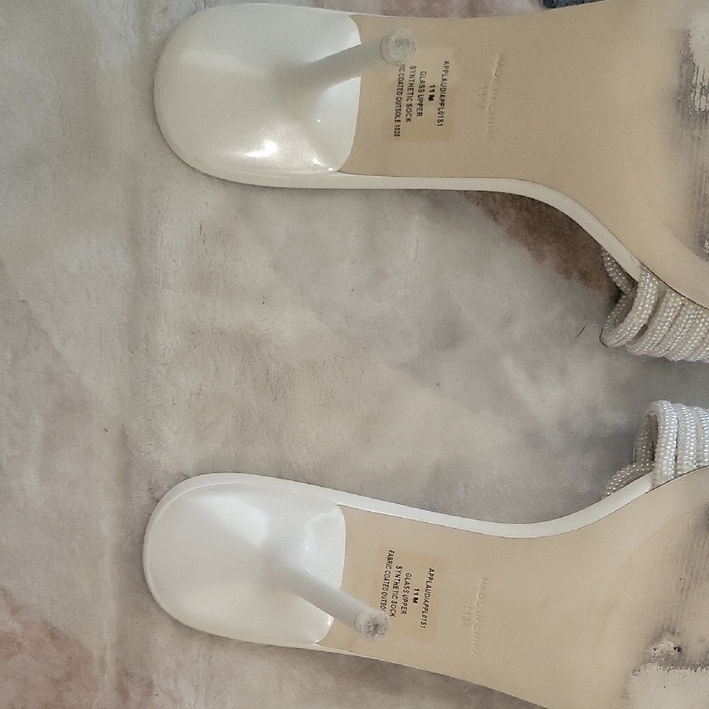 Steve Madden Women's White Slide Sandals - Picture 6 of 6